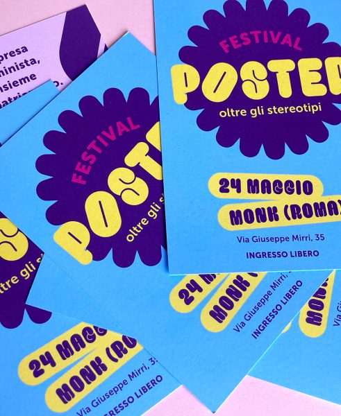 Immagine di due manifesti azzurri che promuovono il festival Poster