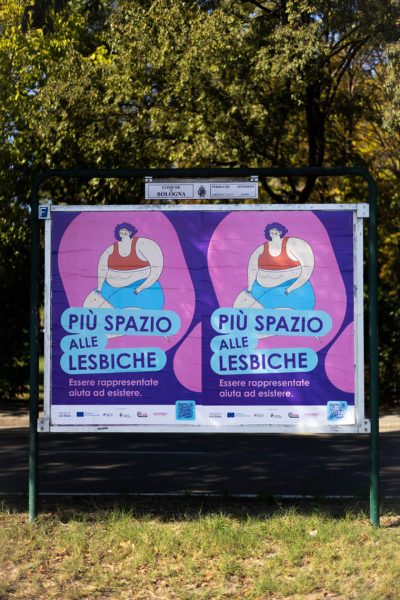 Impianto affisioni con uno dei 4 soggetti della campagna Lesbiche Più, con illustrazione colorata di Chiaralascura di una persona queer grassa