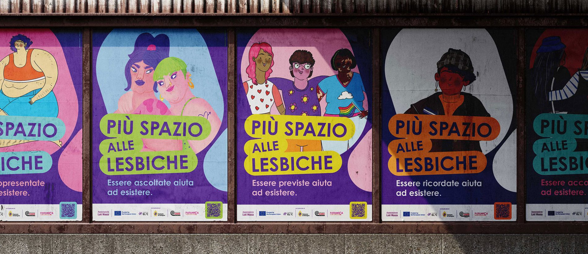 Immagine di 3 poster della campagna, colorata con vari soggetti lesbici abbracciati, alcuni hanno colori della pelle diverse, disabilità o corpi grassi