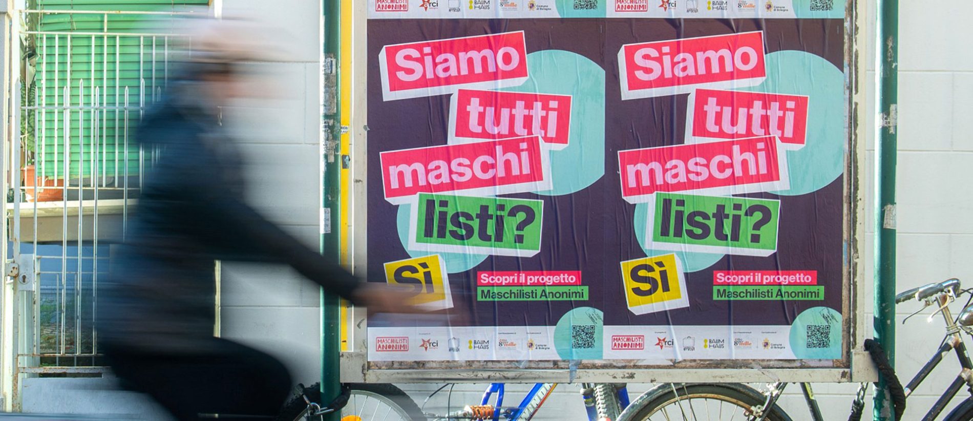 Foto di un manifesto affissioni con la campagna Siamo tutti maschilisti? Sì in evidenza