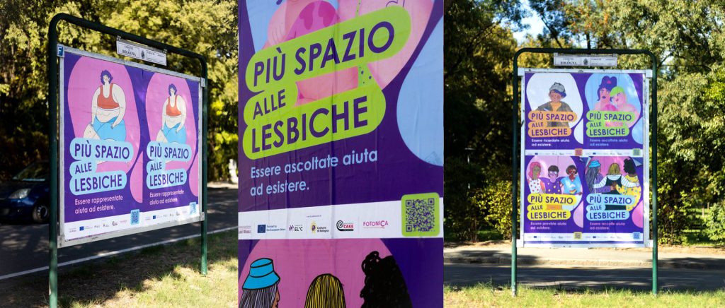 Foto di Francesca Poggioli che ritrae i manifesti della campagna Lesbiche Più in giro per la città di Bologna, con un dettaglio sull'headline "Più spazio alle lesbiche. Essere ascoltate aiuta ad esistere" e i 5 soggetti della campagna sullo sfondo