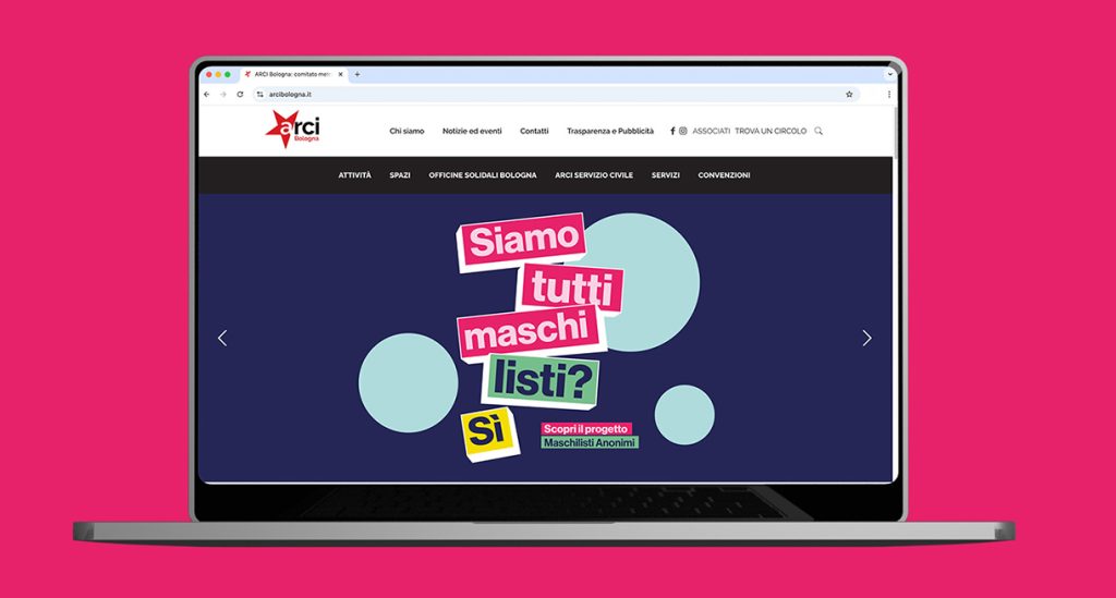 Simulazione di un laptop aperto che mostra la pagina del sito arci con la campagna in primo piano e l'headline "Siamo tutti maschilisti? Sì"