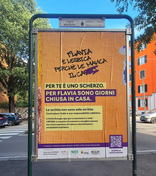 poster di affissione comunale che riporta uno dei soggetti della campagna con un insulto verso una persona lesbica