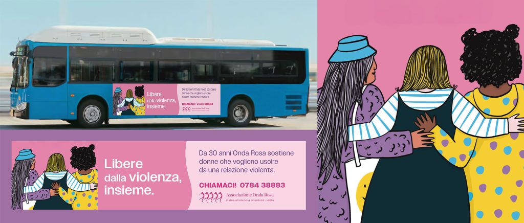 Foto di una corriera blu che ha sul fianco il banner rosa della campagna